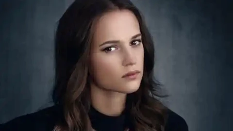 鸡排哥手臂布满烫伤疤